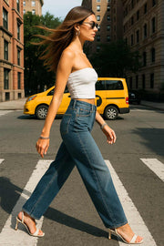 Pantalón de denim, fit flare, cintura alta con pretina y trabillas, bolsillos delanteros y traseros de parche. Cierre frontal con botón y cremallera oculta.