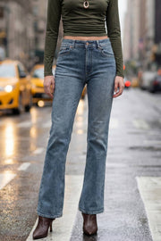 Pantalón de denim, fit flare, cintura alta con pretina y trabillas, bolsillos delanteros y traseros de parche. Cierre con botón y cremallera oculta.