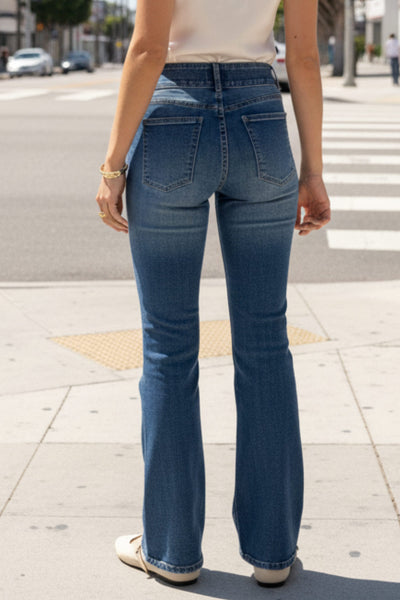 Pantalón ajustado de denim, fit flare, cintura alta con pretina y trabillas, bolsillos delanteros y traseros de parche, detalle de costura frontal decorativa en contraste, cierre frontal con cremallera y botón en contraste.