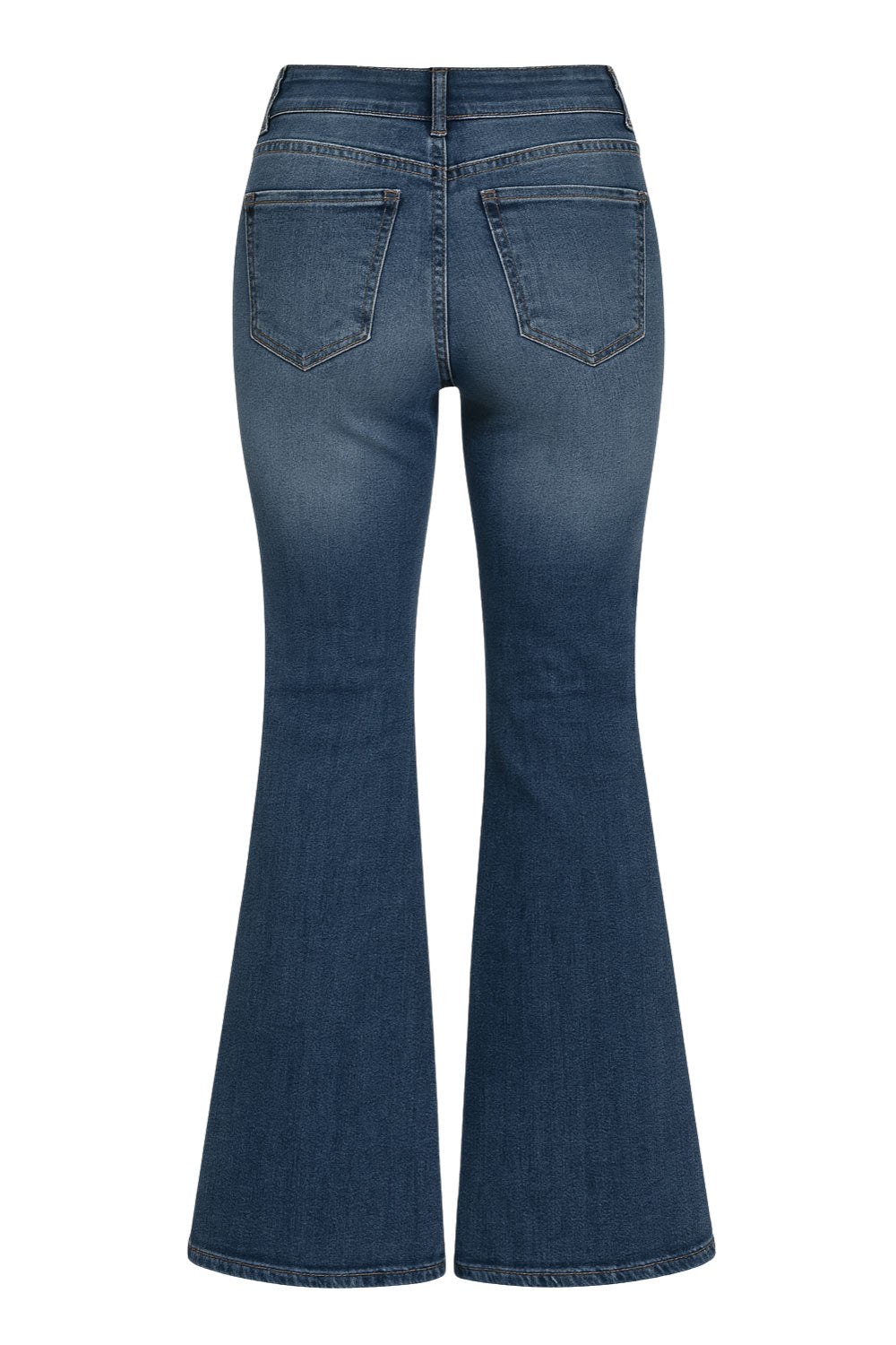 Pantalón ajustado de denim, fit flare, cintura alta con pretina y trabillas, bolsillos delanteros y traseros de parche, detalle de costura frontal decorativa en contraste, cierre frontal con cremallera y botón en contraste.