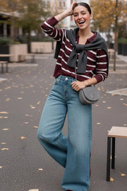 Pantalón de denim, fit wide leg con cintura baja, pretina y trabilla, bolsillos delanteros y traseros de parche. Cierre frontal con botón en contraste y cremallera oculta.