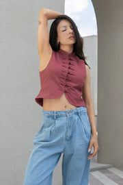 Pantalón wide leg de denim, cintura alta con pretina y trabillas, pinzas frontales, bolsillos delanteros, cierre frontal con botón y cremallera oculta.