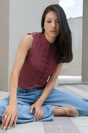 Pantalón wide leg de denim, cintura alta con pretina y trabillas, pinzas frontales, bolsillos delanteros, cierre frontal con botón y cremallera oculta.