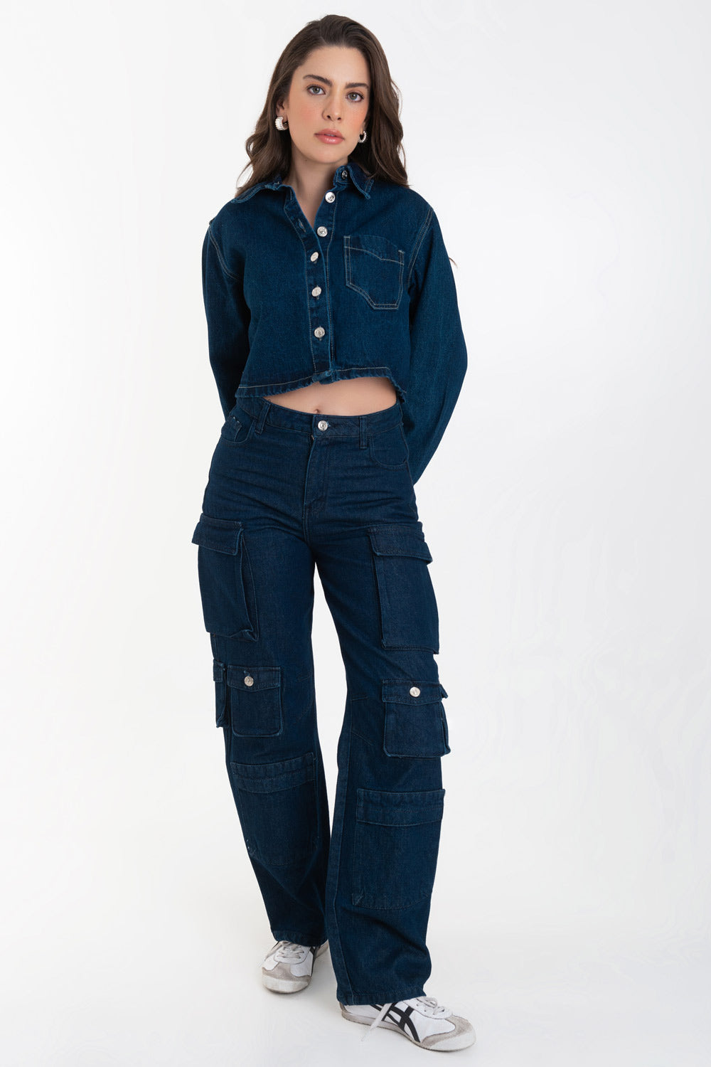 Pantalón de denim multipocket, fit recto, cintura alta con pretina y trabillas, bolsillos delanteros, laterales cargo con cartera y traseros decorativos con cartera. Cierre frontal con cremallera y botón en contraste.