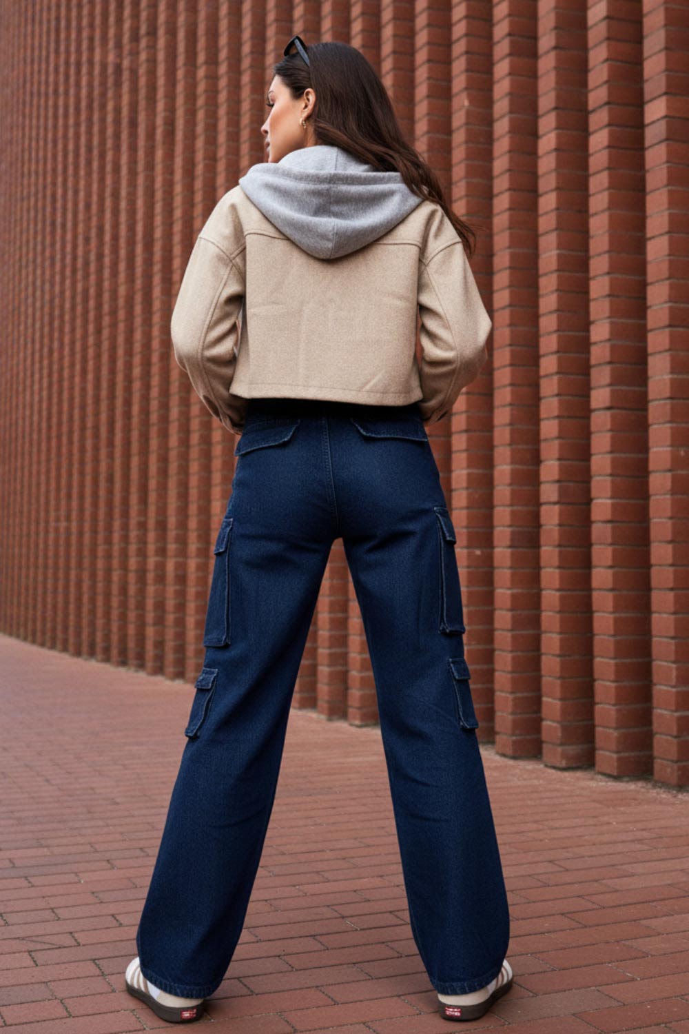 Pantalón de denim multipocket, fit recto, cintura alta con pretina y trabillas, bolsillos delanteros, laterales cargo con cartera y traseros decorativos con cartera. Cierre frontal con cremallera y botón en contraste.