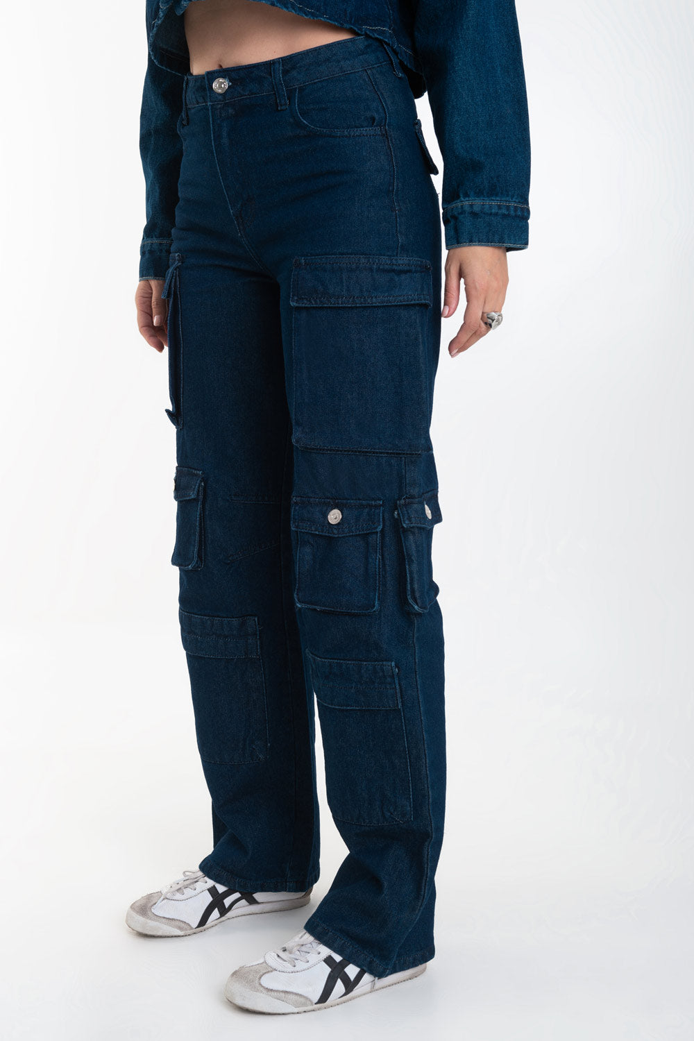 Pantalón de denim multipocket, fit recto, cintura alta con pretina y trabillas, bolsillos delanteros, laterales cargo con cartera y traseros decorativos con cartera. Cierre frontal con cremallera y botón en contraste.