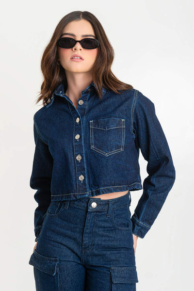 Pantalón de denim multipocket, fit recto, cintura alta con pretina y trabillas, bolsillos delanteros, laterales cargo con cartera y traseros decorativos con cartera. Cierre frontal con cremallera y botón en contraste.