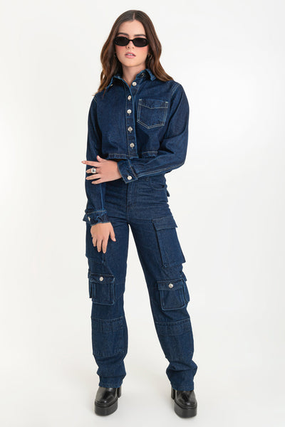 Pantalón de denim multipocket, fit recto, cintura alta con pretina y trabillas, bolsillos delanteros, laterales cargo con cartera y traseros decorativos con cartera. Cierre frontal con cremallera y botón en contraste.