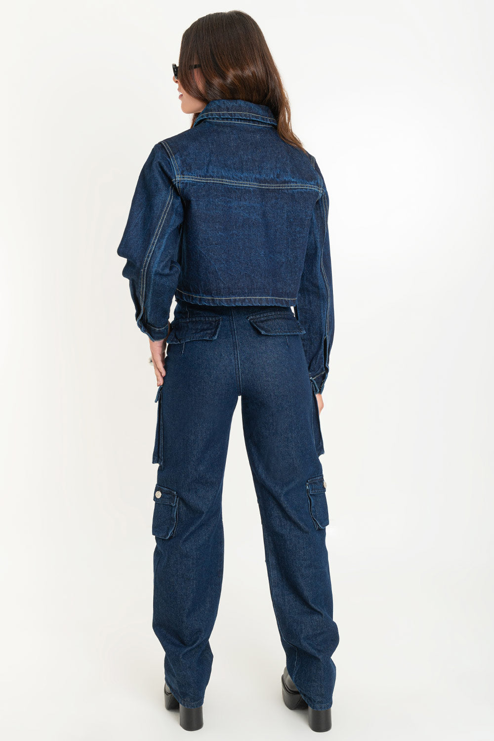 Pantalón de denim multipocket, fit recto, cintura alta con pretina y trabillas, bolsillos delanteros, laterales cargo con cartera y traseros decorativos con cartera. Cierre frontal con cremallera y botón en contraste.