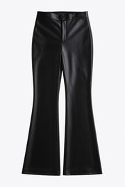 Pantalón de efecto piel, cintura alta con pretina, fit flare, cierre frontal con broche y cremallera ocultos.