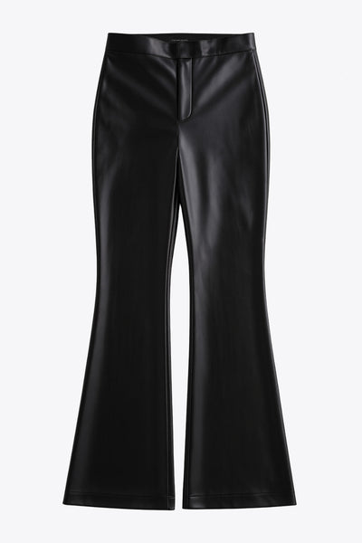 Pantalón de efecto piel, cintura alta con pretina, fit flare, cierre frontal con broche y cremallera ocultos.