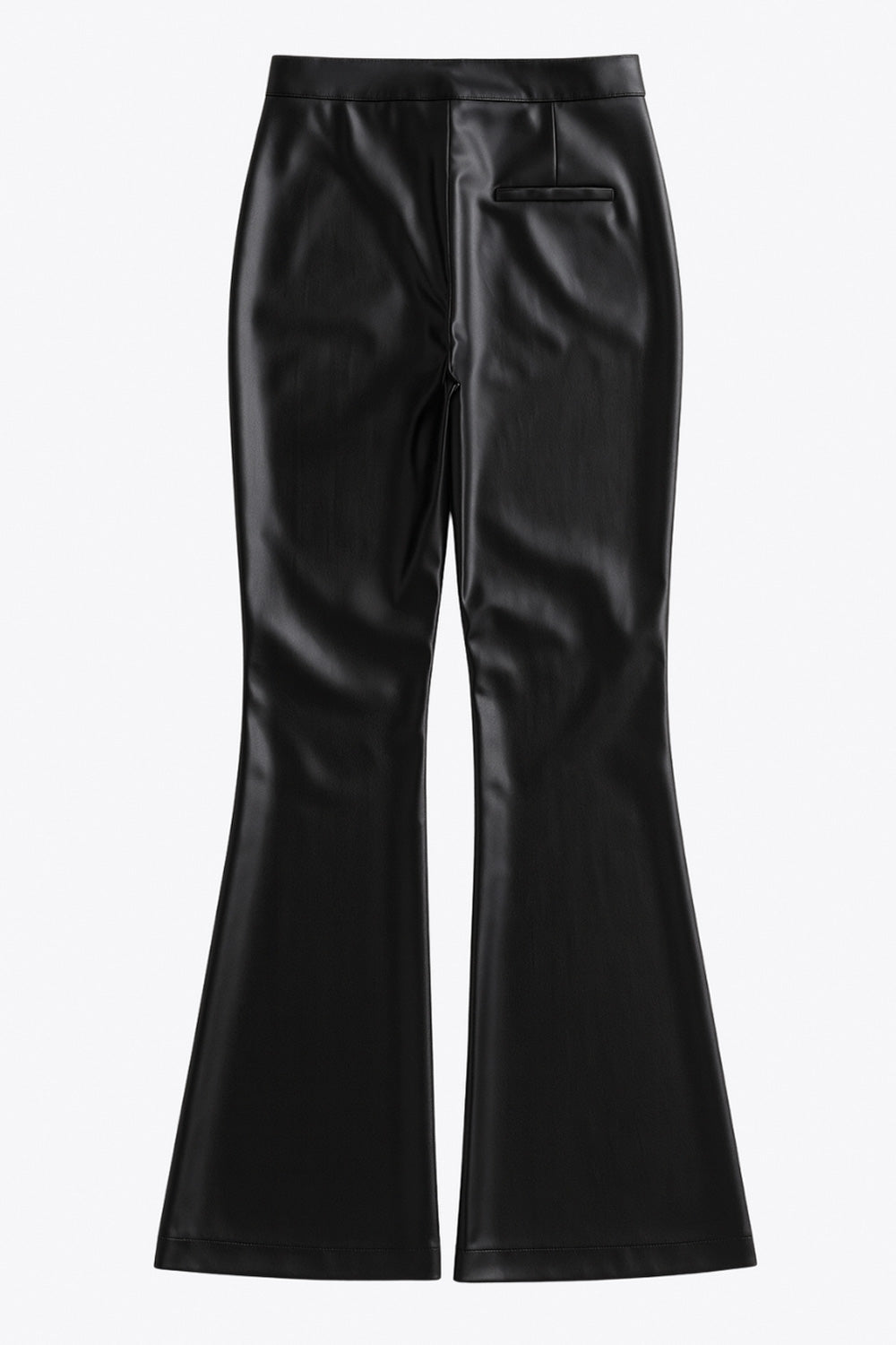 Pantalón de efecto piel, cintura alta con pretina, fit flare, cierre frontal con broche y cremallera ocultos.