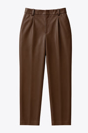 Pantalón de efecto piel, fit recto, cintura alta con pretina y trabillas, pinzas frontales, bolsillos delanteos y vivos decorativos posteriores.