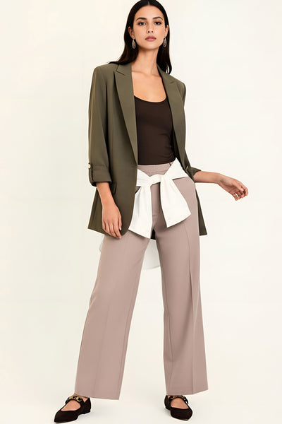 Pantalón de fit recto, cintura media con pretina y trabillas, detalle de raya frontal, bolsillos delanteros y posteriores decorativos con cartera. Cierre frontal con broche y cremallera ocultos.