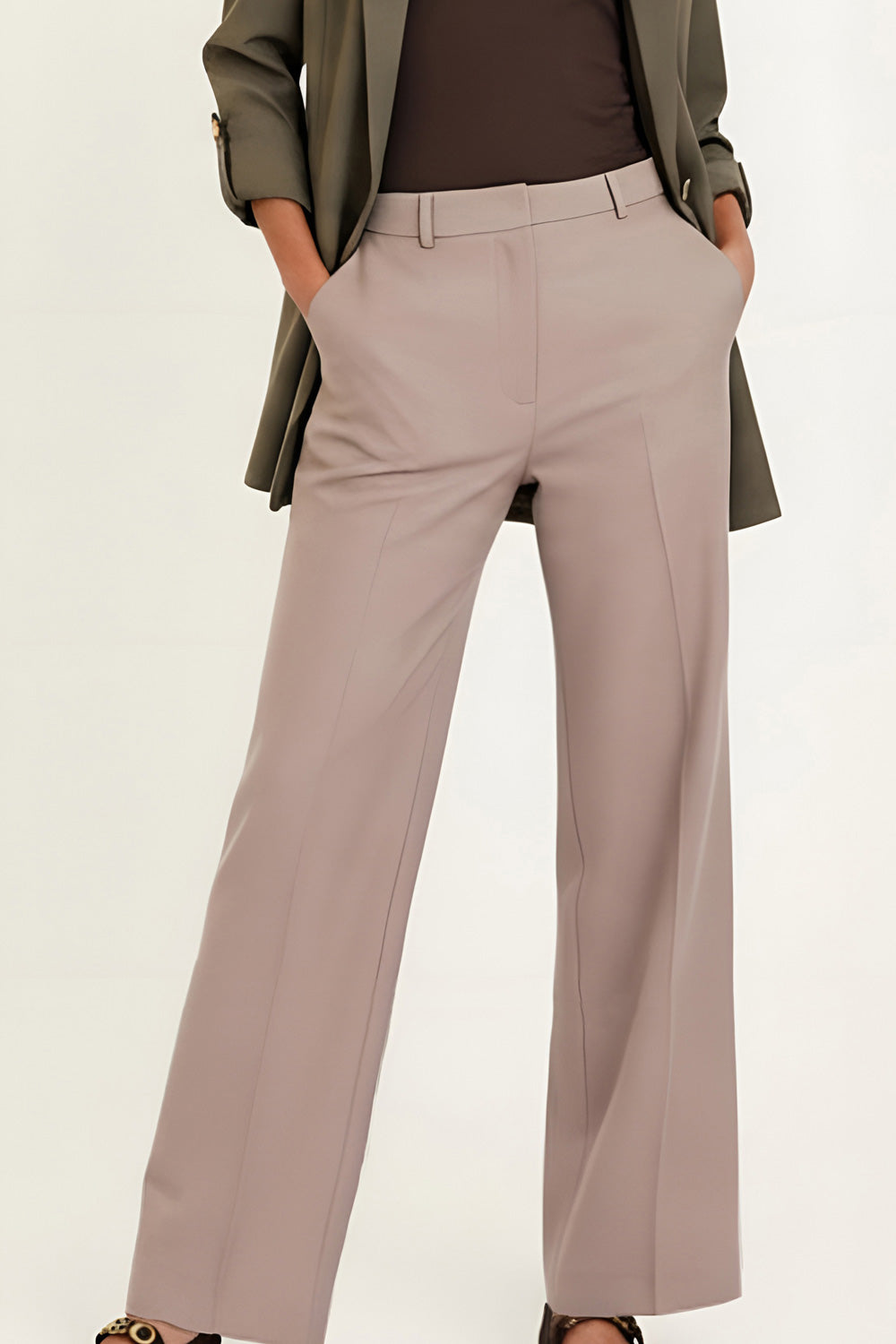 Pantalón de fit recto, cintura media con pretina y trabillas, detalle de raya frontal, bolsillos delanteros y posteriores decorativos con cartera. Cierre frontal con broche y cremallera ocultos.