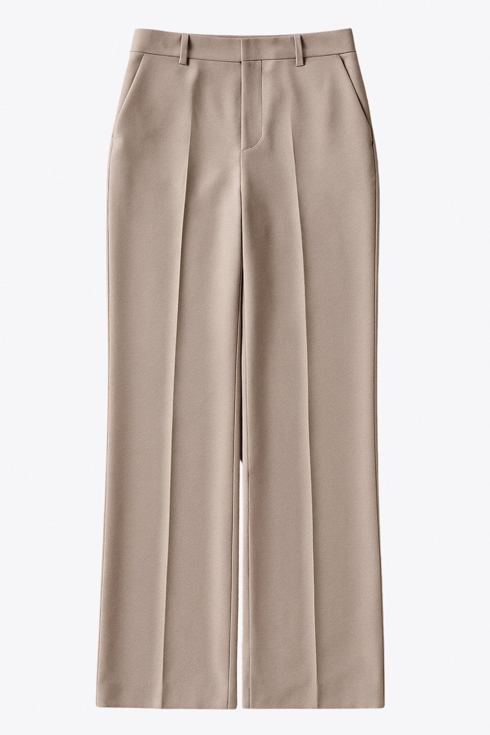 Pantalón de fit recto, cintura media con pretina y trabillas, detalle de raya frontal, bolsillos delanteros y posteriores decorativos con cartera. Cierre frontal con broche y cremallera ocultos.