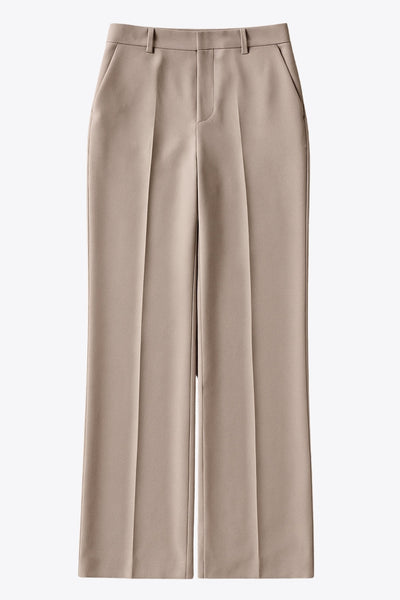 Pantalón de fit recto, cintura media con pretina y trabillas, detalle de raya frontal, bolsillos delanteros y posteriores decorativos con cartera. Cierre frontal con broche y cremallera ocultos.