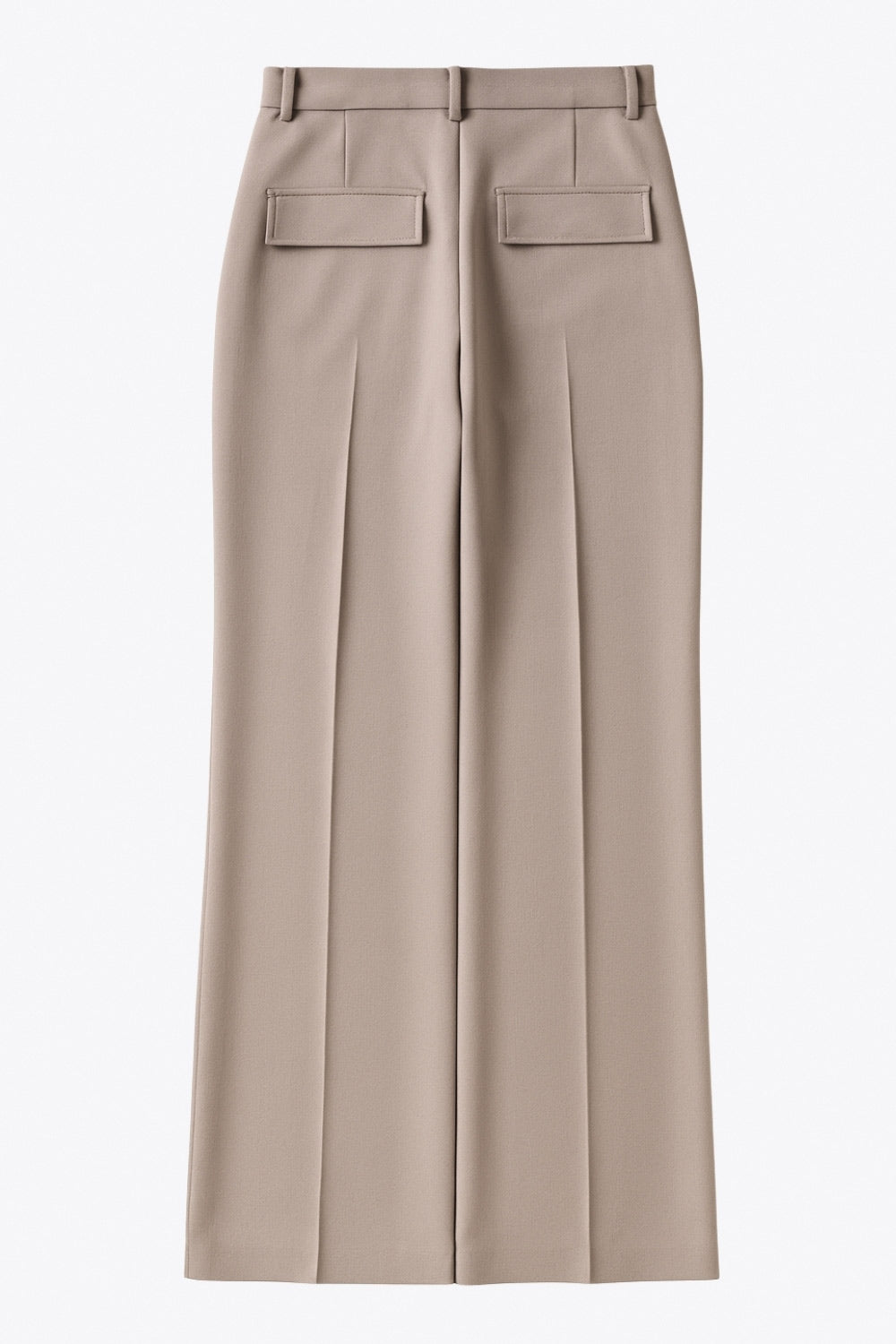 Pantalón de fit recto, cintura media con pretina y trabillas, detalle de raya frontal, bolsillos delanteros y posteriores decorativos con cartera. Cierre frontal con broche y cremallera ocultos.