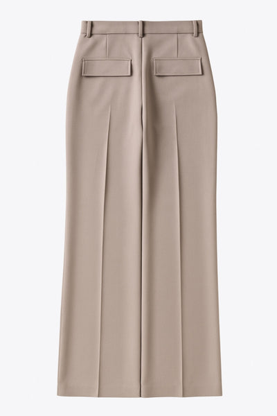 Pantalón de fit recto, cintura media con pretina y trabillas, detalle de raya frontal, bolsillos delanteros y posteriores decorativos con cartera. Cierre frontal con broche y cremallera ocultos.