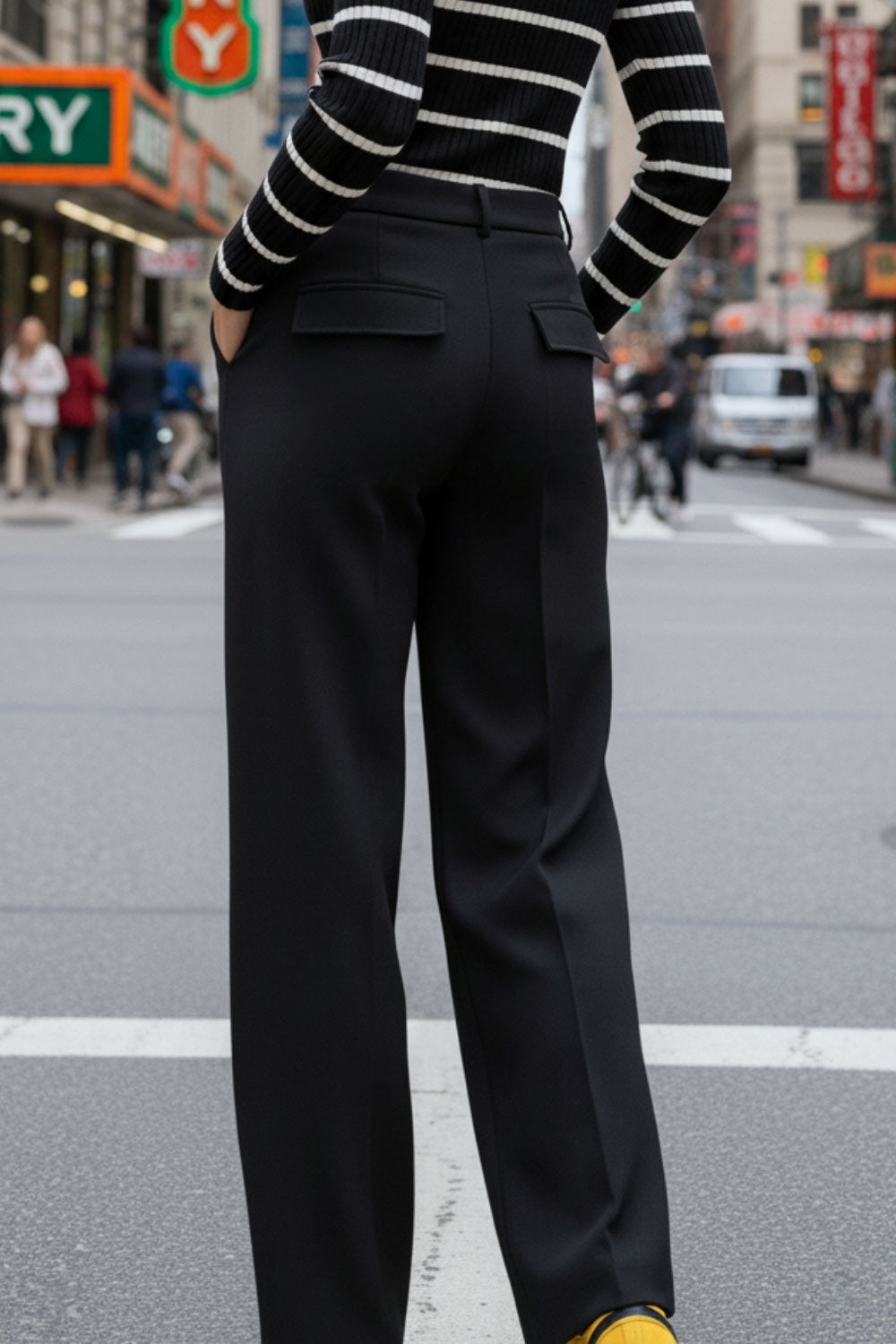 Pantalón de fit recto, cintura alta con pretina y trabillas, bolsillos delanteros y posteriores con cartera, raya frontal, cierre con broche y cremallera oculta.