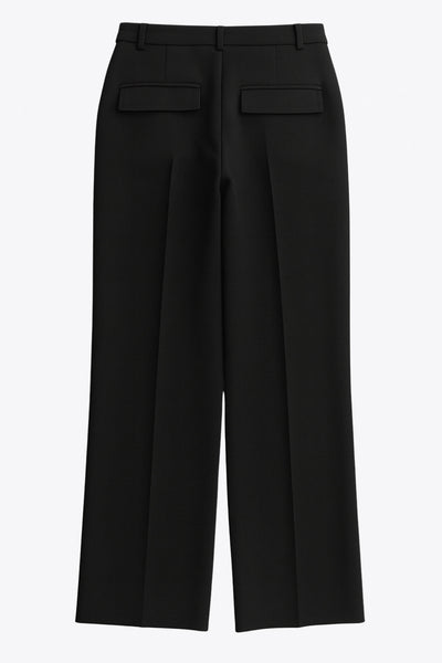 Pantalón de fit recto, cintura alta con pretina y trabillas, bolsillos delanteros y posteriores con cartera, raya frontal, cierre con broche y cremallera oculta.