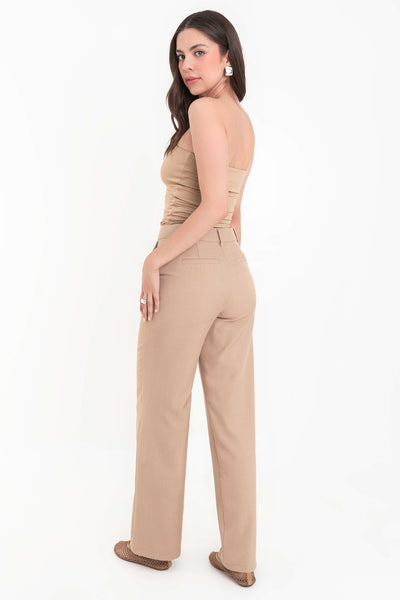 Pantalón de fit recto, cintura alta con pretina y trabillas, con raya frontal, bolsillos delanteros y vivos decorativos posteriores, cierre frontal con broche y cremallera ocultos.