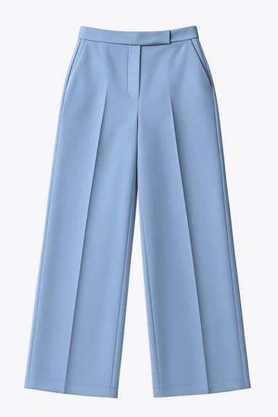Pantalón de fit wide leg, cintura alta con pretina, bolsillos delanteros y vivos decorativos posteriores, detalle de raya frontal y posterior. Cierre frontal con broche y cremallera oculta.