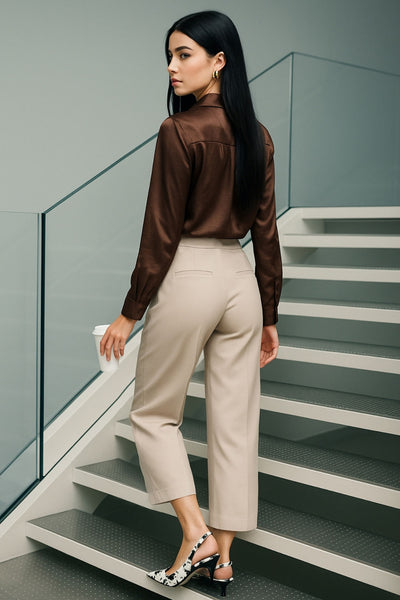 Pantalón de fit wide leg, cintura alta con pretina, bolsillos delanteros y vivos decorativos posteriores, detalle de raya frontal y posterior. Cierre frontal con broche y cremallera oculta.