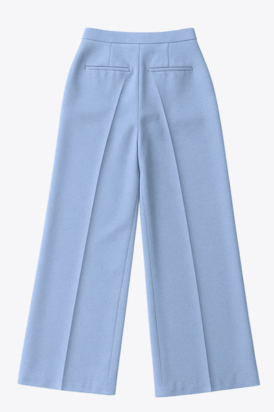 Pantalón de fit wide leg, cintura alta con pretina, bolsillos delanteros y vivos decorativos posteriores, detalle de raya frontal y posterior. Cierre frontal con broche y cremallera oculta.