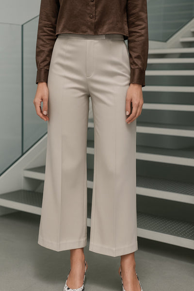 Pantalón de fit wide leg, cintura alta con pretina, bolsillos delanteros y vivos decorativos posteriores, detalle de raya frontal y posterior. Cierre frontal con broche y cremallera oculta.