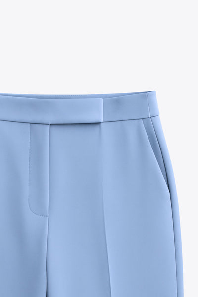 Pantalón de fit wide leg, cintura alta con pretina, bolsillos delanteros y vivos decorativos posteriores, detalle de raya frontal y posterior. Cierre frontal con broche y cremallera oculta.