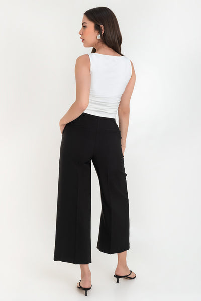 Pantalón de fit wide leg, cintura alta con pretina, bolsillos delanteros y vivos decorativos posteriores, detalle de raya frontal y posterior. Cierre frontal con broche y cremallera oculta.