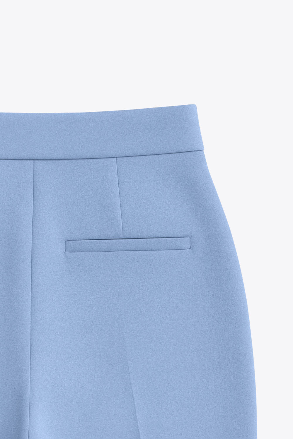 Pantalón de fit wide leg, cintura alta con pretina, bolsillos delanteros y vivos decorativos posteriores, detalle de raya frontal y posterior. Cierre frontal con broche y cremallera oculta.