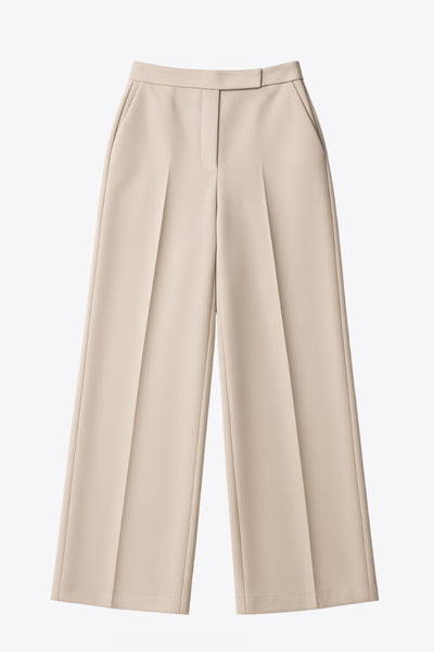 Pantalón de fit wide leg, cintura alta con pretina, bolsillos delanteros y vivos decorativos posteriores, detalle de raya frontal y posterior. Cierre frontal con broche y cremallera oculta.