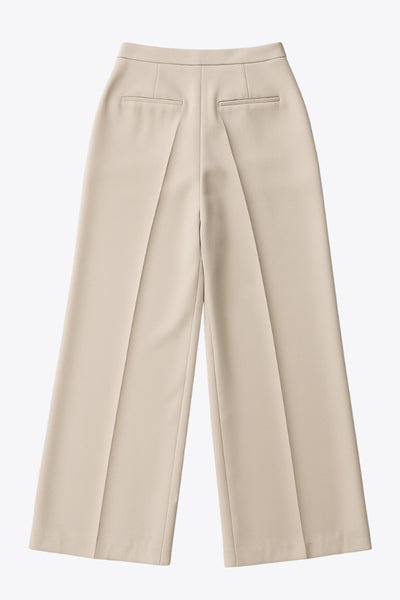 Pantalón de fit wide leg, cintura alta con pretina, bolsillos delanteros y vivos decorativos posteriores, detalle de raya frontal y posterior. Cierre frontal con broche y cremallera oculta.