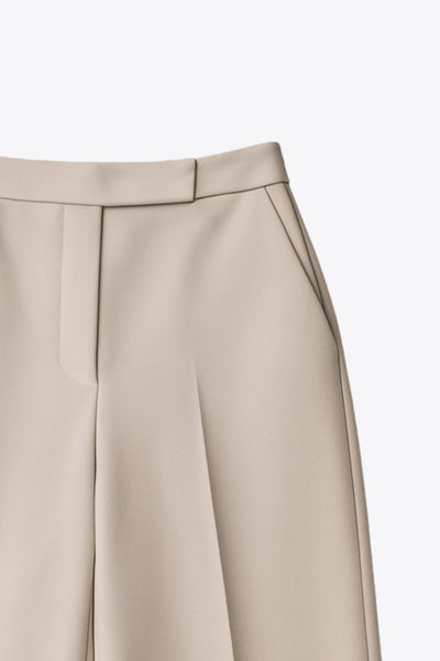 Pantalón de fit wide leg, cintura alta con pretina, bolsillos delanteros y vivos decorativos posteriores, detalle de raya frontal y posterior. Cierre frontal con broche y cremallera oculta.