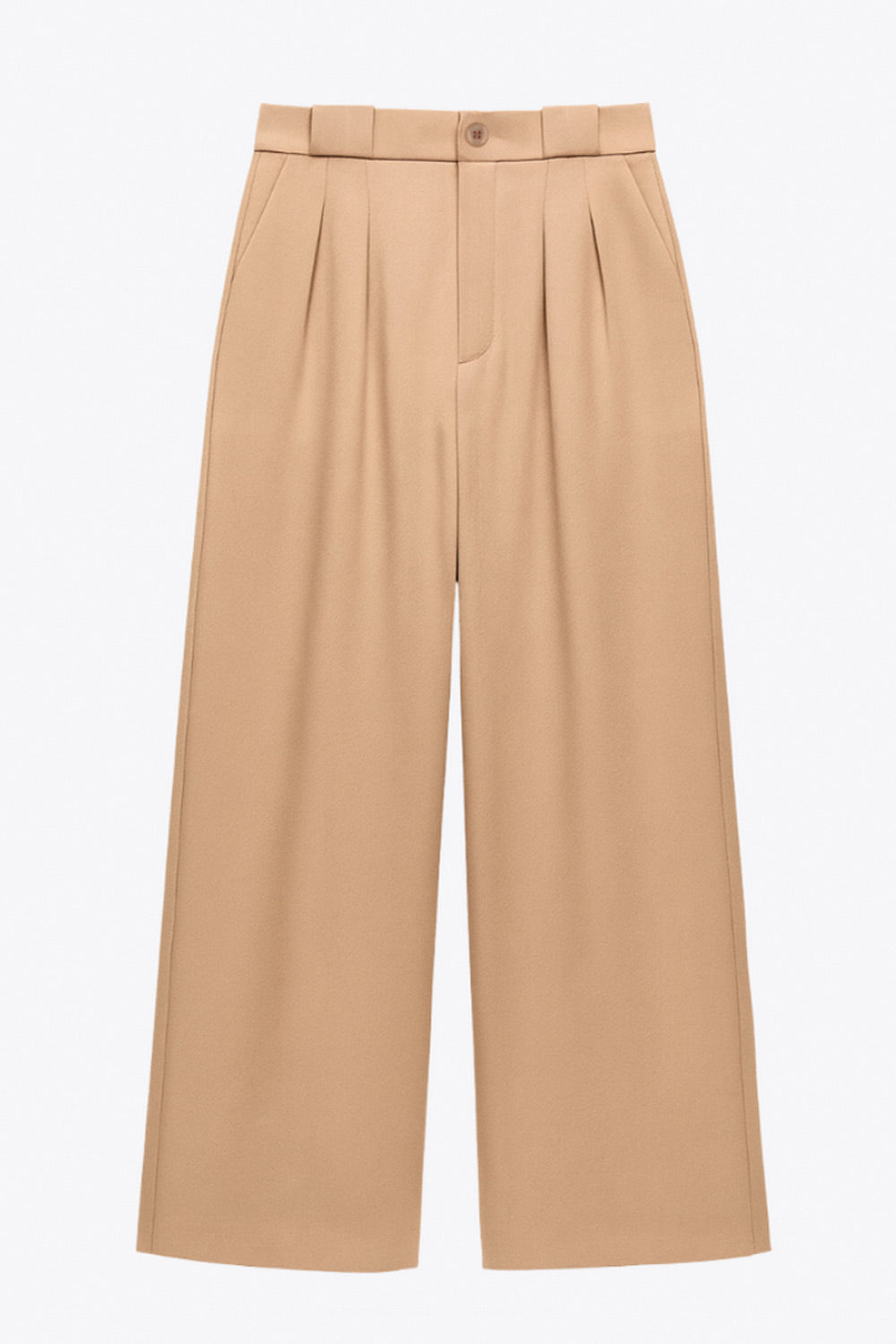 Pantalón de fit wide leg, tiro bajo, pretina con trabillas, pinzas frontales, bolsillos delanteros, detalle de raya frontal y posterior. Cierre frontal con botón y cremallera oculta.
