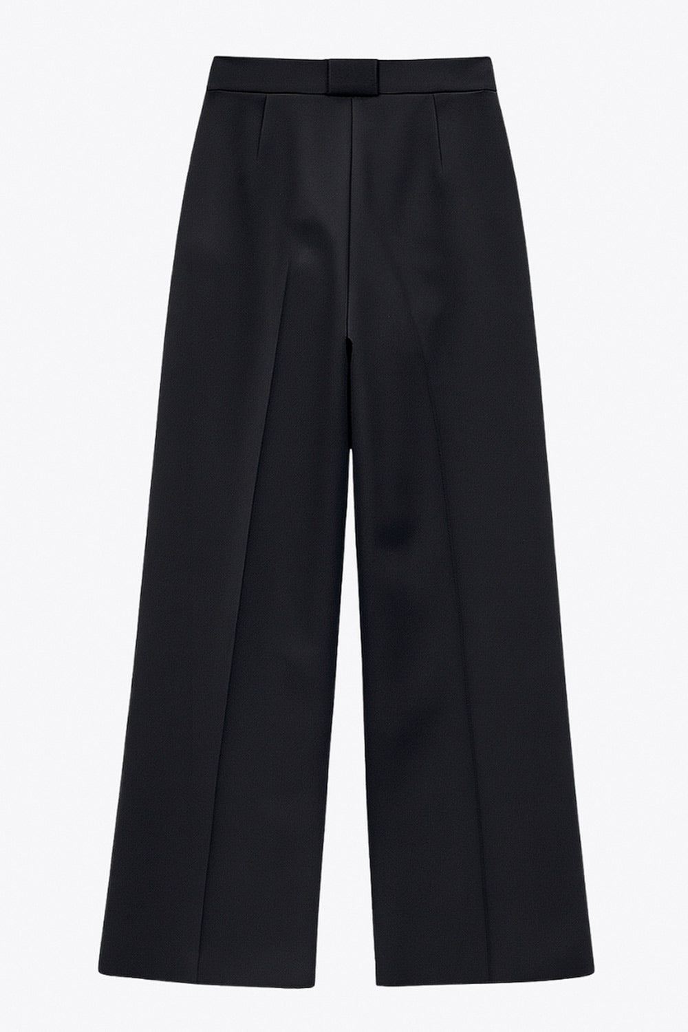 Pantalón de fit wide leg, tiro bajo, pretina con trabillas, pinzas frontales, bolsillos delanteros, detalle de raya frontal y posterior. Cierre frontal con botón y cremallera oculta.