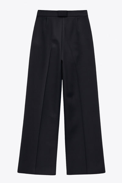 Pantalón de fit wide leg, tiro bajo, pretina con trabillas, pinzas frontales, bolsillos delanteros, detalle de raya frontal y posterior. Cierre frontal con botón y cremallera oculta.