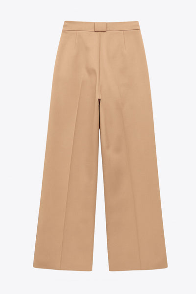 Pantalón de fit wide leg, tiro bajo, pretina con trabillas, pinzas frontales, bolsillos delanteros, detalle de raya frontal y posterior. Cierre frontal con botón y cremallera oculta.