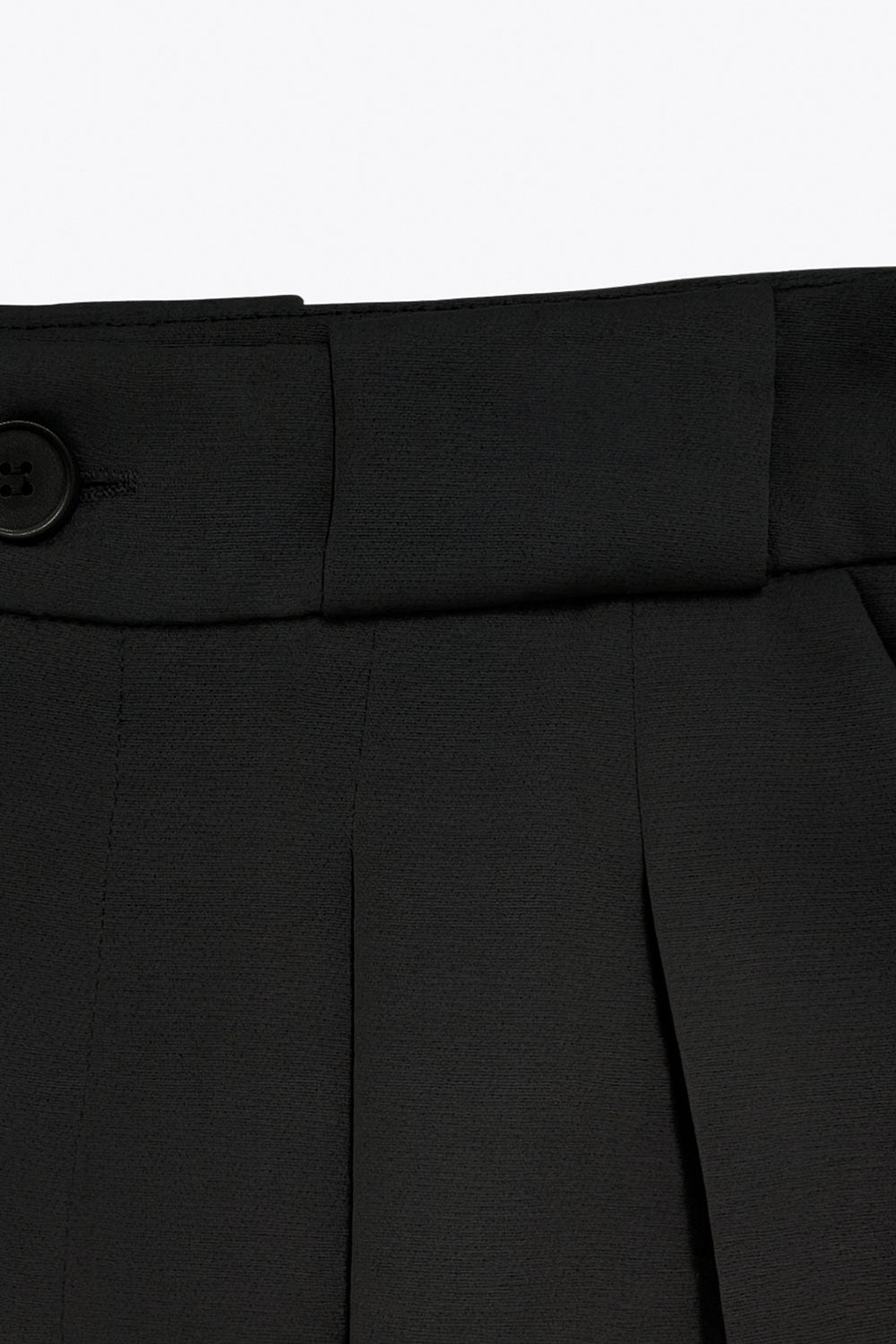 Pantalón de fit wide leg, tiro bajo, pretina con trabillas, pinzas frontales, bolsillos delanteros, detalle de raya frontal y posterior. Cierre frontal con botón y cremallera oculta.