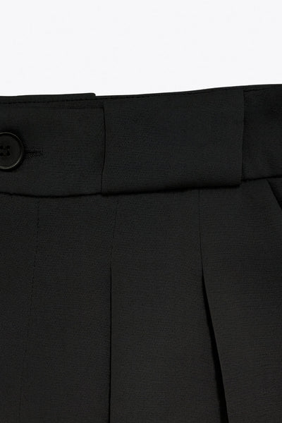 Pantalón de fit wide leg, tiro bajo, pretina con trabillas, pinzas frontales, bolsillos delanteros, detalle de raya frontal y posterior. Cierre frontal con botón y cremallera oculta.