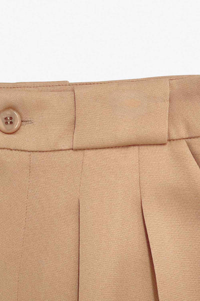 Pantalón de fit wide leg, tiro bajo, pretina con trabillas, pinzas frontales, bolsillos delanteros, detalle de raya frontal y posterior. Cierre frontal con botón y cremallera oculta.