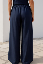 Pantalón de lino, fit palazzo, cintura baja con pretina elástica, bolsillos delanteros y pinzas frontales.