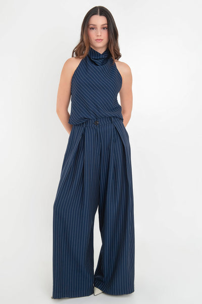 Pantalón de lino, estampado rayas, fit palazzo, cintura alta con pretina elástica posterior, trabillas, bolsillos delanteros y pinzas frontales. Cierre frontal con botón y cremallera oculta.