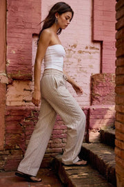 Pantalón de fit wide leg, estampado rayas, bolsillos delanteros, cintura media con pretina elástica y jareta frontal ajustable.
