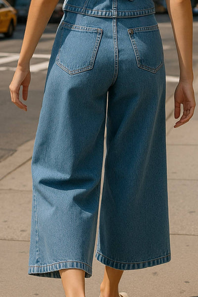 Pantalón de denim, fit cropped flare, cintura alta, vivos delanteros y bolsillos traseros de parche. Cierre frontal con hilera de botones.