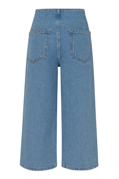 Pantalón de denim, fit cropped flare, cintura alta, vivos delanteros y bolsillos traseros de parche. Cierre frontal con hilera de botones.