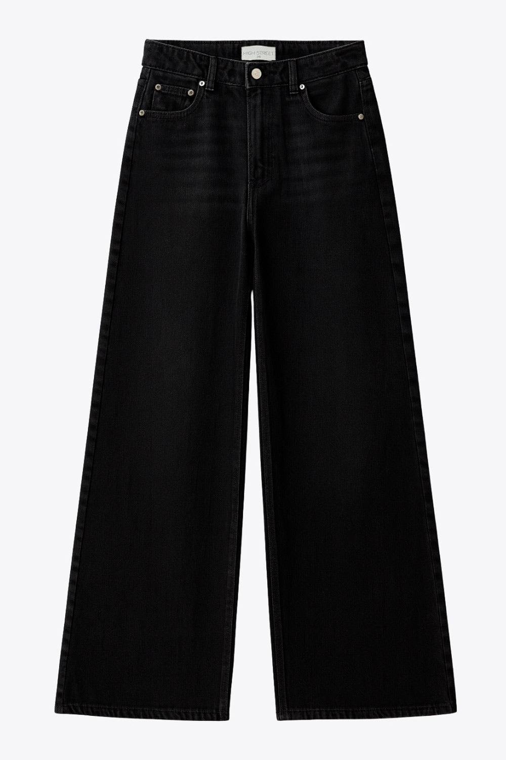 Pantalón de denim, fit recto, tiro alto con pretina y trabillas, bolsillos delanteros y traseros de parche. Cierre con botón y cremallera oculta.