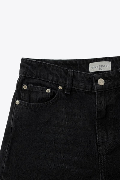 Pantalón de denim, fit recto, tiro alto con pretina y trabillas, bolsillos delanteros y traseros de parche. Cierre con botón y cremallera oculta.